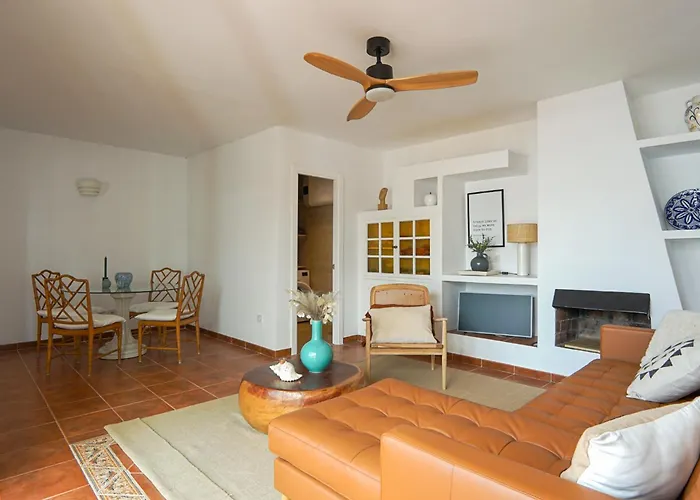 Beautiful House In Casa de Férias Estepona